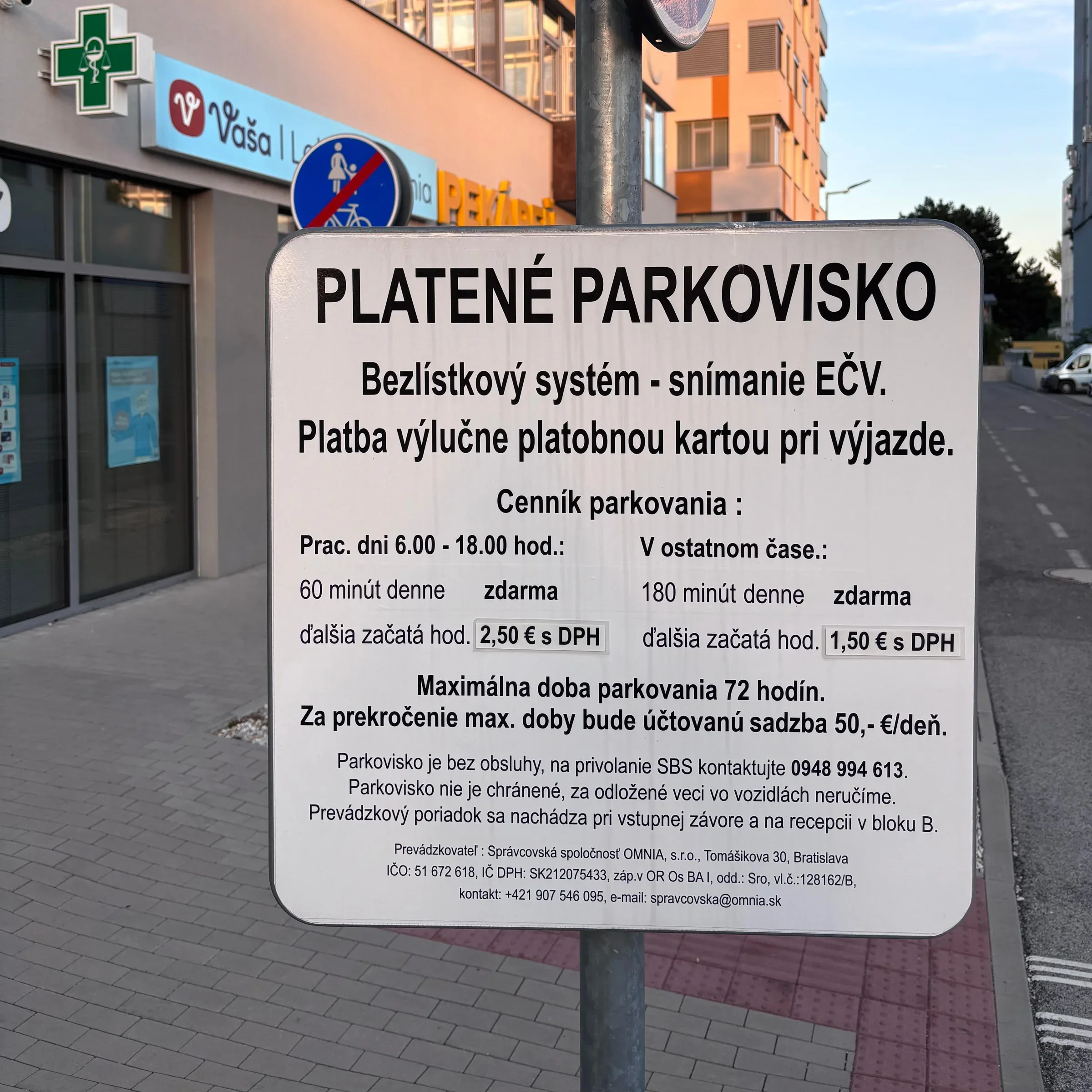 Parkovisko v areáli